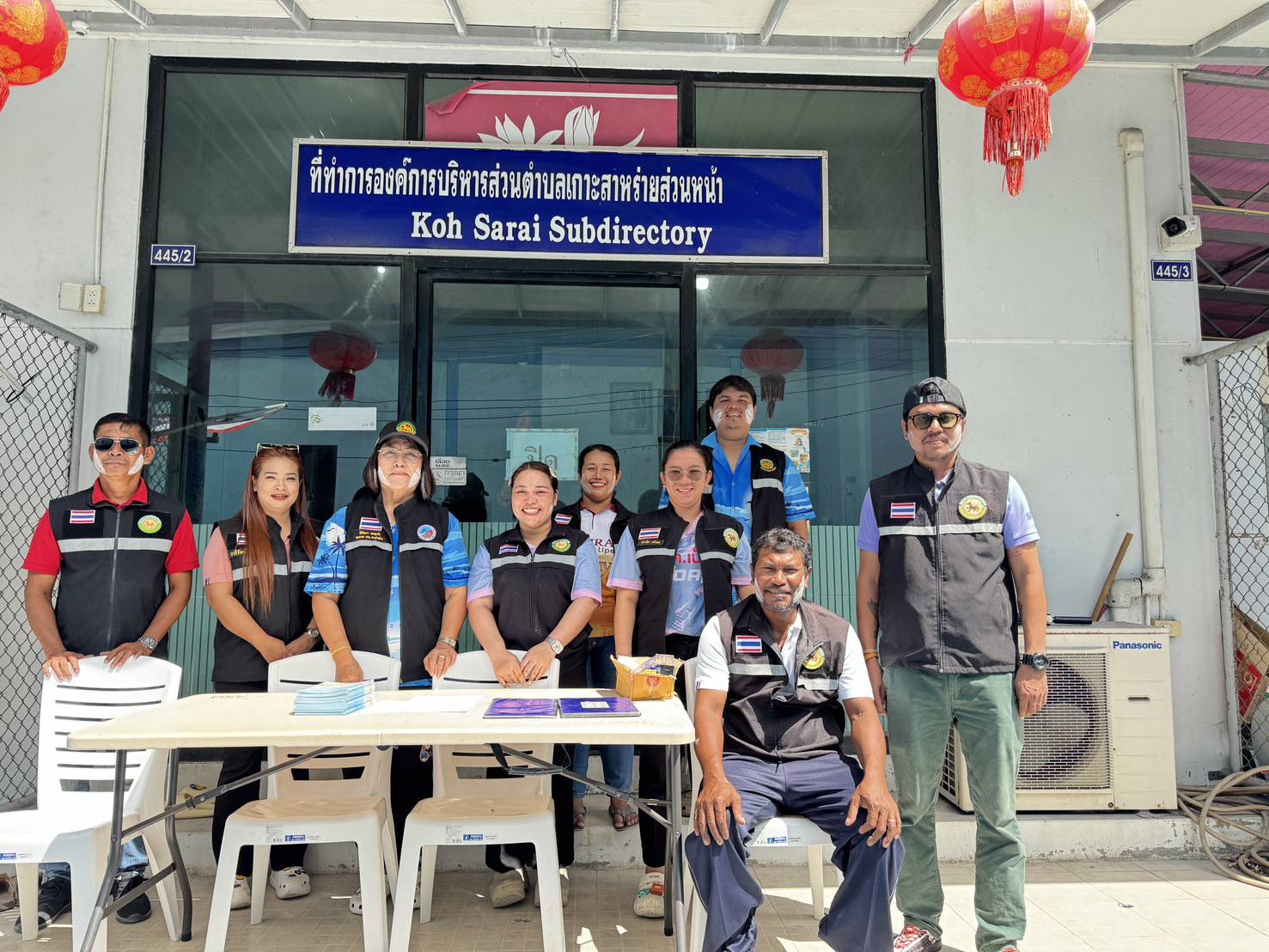 วันที่ 13-15 เมษายน 2568 
ณ อบต.เกาะสาหร่าย (ส่วนหน้าเกาะหลีเป๊ะ) 
   นายณัฐพันธุ์ อังโชติพันธุ์ นายก อบต.เกาะสาหร่าย มอบหมายให้นางสิริกัลยา มอญแก้ว รองนายก อบต.เกาะสาหร่าย ,ส.อบต.ม.7,ส.อบต.ม.8 และเจ้าหน้าที่ อบต.เกาะสาหร่าย ร่วมจัดตั้งศูนย์ปฏิบัติการป้องกันอุบัติเหตุในช่วงเทศกาลสงกรานต์ ปี 2568  และเพื่อดูแลความปลอดภัยให้กับประชาชน นักท่องเที่ยว ทั้งชาวไทยและชาวต่างชาติ ปฏิบัติตามกฎหมายและเคารพกฎจราจรอย่างเคร่งครัดต่อไป