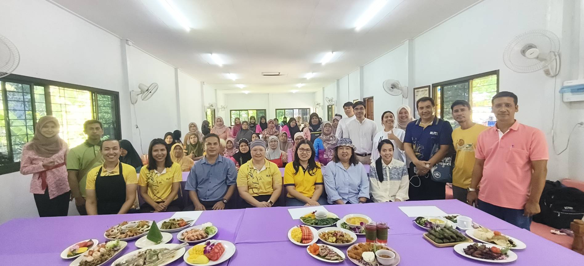 วันที่ 29 เมษายน 2568
ณ ห้องประชุมโรงเรียนบ้านเกาะสาหร่ายชัยพัฒนา
  นายณัฐพันธุ์ อังโชติพันธุ์ นายก อบต.เกาะสาหร่าย มอบหมายให้นายอำหรน หมัดตุกัง รองนายก อบต.เกาะสาหร่าย,นายวุฒิชัย นิ่มดำ ปลัด อบต.เกาะสาหร่าย,นางสาวสุนิดา นาดมา ผู้ช่วยเจ้าพนักงานส่งเสริมการท่องเที่ยว,เจ้าหน้าที่ อบต.เกาะสาหร่าย เข้าร่วมประชุมและอบรมโครงการวิจัย"การถ่ายทอดเทคโนโลยีเพื่อส่งเสริมและพัฒนารูปแบบการท่องเที่ยวเชิงอาหารอัตลักษณ์พื้นถิ่นตามแนวทางพระราชดำริ อำเภอเมือง จังหวัดสตูล ร่วมกับ มทร.ศรีวิชัยสงขลา และภาคีเครือข่ายที่เกี่ยวข้องกับการท่องเที่ยวในพื้นที่ ต.เกาะสาหร่าย