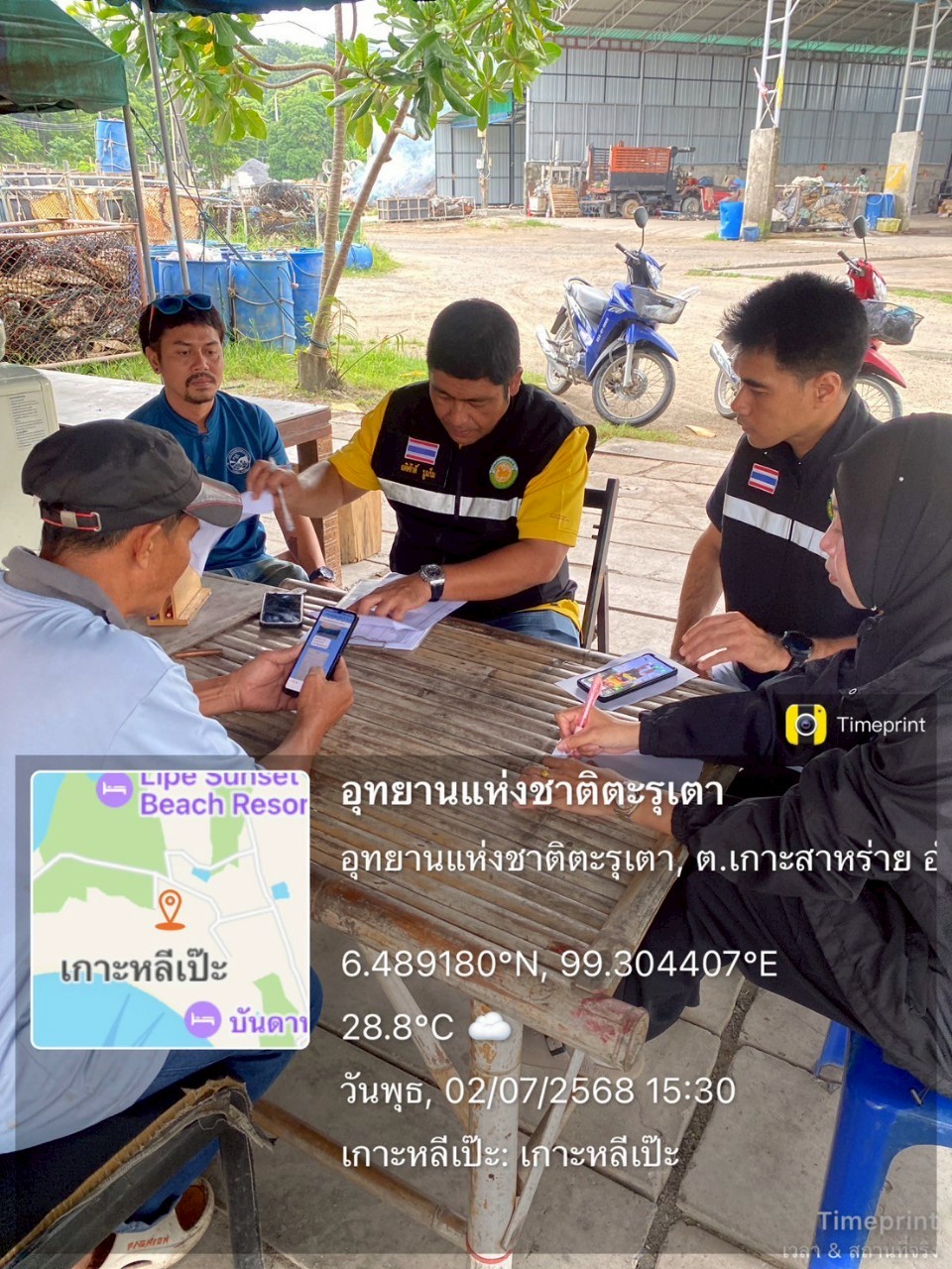 นายณัฐพันธุ์ อังโชติพันธุ์ นายกองค์การบริหารส่วนตำบลเกาะสาหร่าย มอบหมายให้คณะกรรมการตรวจรับการจ้างเหมาบริการ เก็บขนขยะมูลฝอยบนเกาะหลีเป๊ะ  ประจำปีงบประมาณ 2568 ตรวจสอบความเรียบร้อยของการเก็บขนขยะบนเกาะหลีเป๊ะ งวดที่ 3 ประจำเดือนมิถุนายน 2568  

วันที่ 3 กรกฎาคม 2568 
นายอดิศักดิ์ บูเก็ม เจ้าพนักงานธุรการปฏิบัติงาน 
นายเฉลิมศักดิ์ ทับทิม เจ้าพนักงานธุรการปฏิบัติงาน และนางสาวดาราณี สุวาหลำ ผู้ช่วยเจ้าพนักงานสาธารณสุข 
ตรวจสอบความเรียบร้อยของการเก็บขนขยะบนเกาะหลีเป๊ะ ณ โรงกำจัดขยะบ้านเกาะหลีเป๊ะ ตำบลเกาะสาหร่าย อำเภอเมืองสตูล  จังหวัดสตูล และวันที่ 4 กรกฎาคม2568 นายอดิศักดิ์ บูเก็ม เจ้าพนักงานธุรการปฏิบัติงาน นายเฉลิมศักดิ์ ทับทิม เจ้าพนักงานธุรการปฏิบัติงาน และนางสาวดาราณี สุวาหลำ ผู้ช่วยเจ้าพนักงานสาธารณสุข 
ตรวจสอบความเรียบร้อยของการเก็บขนขยะบนเกาะหลีเป๊ะ ณ ศูนย์กำจัดขยะมูลฝอยแบบครบวงจรเทศบาลตำบลกำแพง และท่าเทียบเรือบากันโต๊ะทิด ตำบลละงู อำเภอละงู จังหวัดสตูล