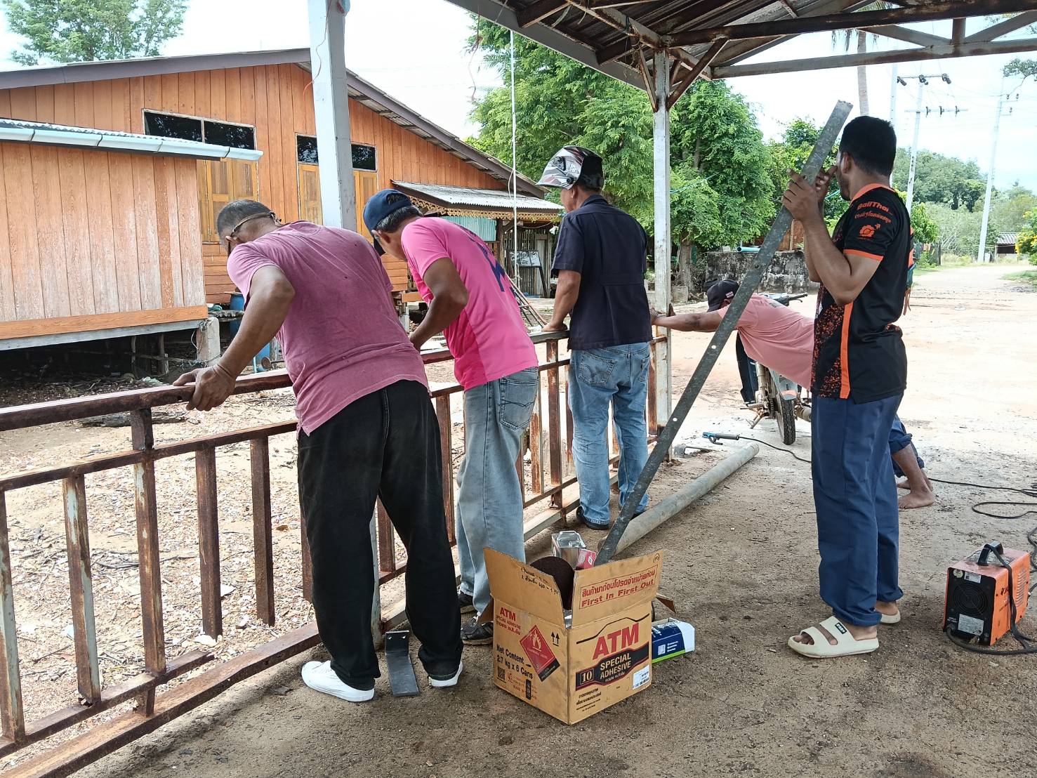ลงพื้นที่ซ้อมแซมเชื่อมเหล็กที่ชำรุดสะพานท่าเทียบเรือหมู่ 1 ตันหยงอุมา จากเหตุการณ์พายุ