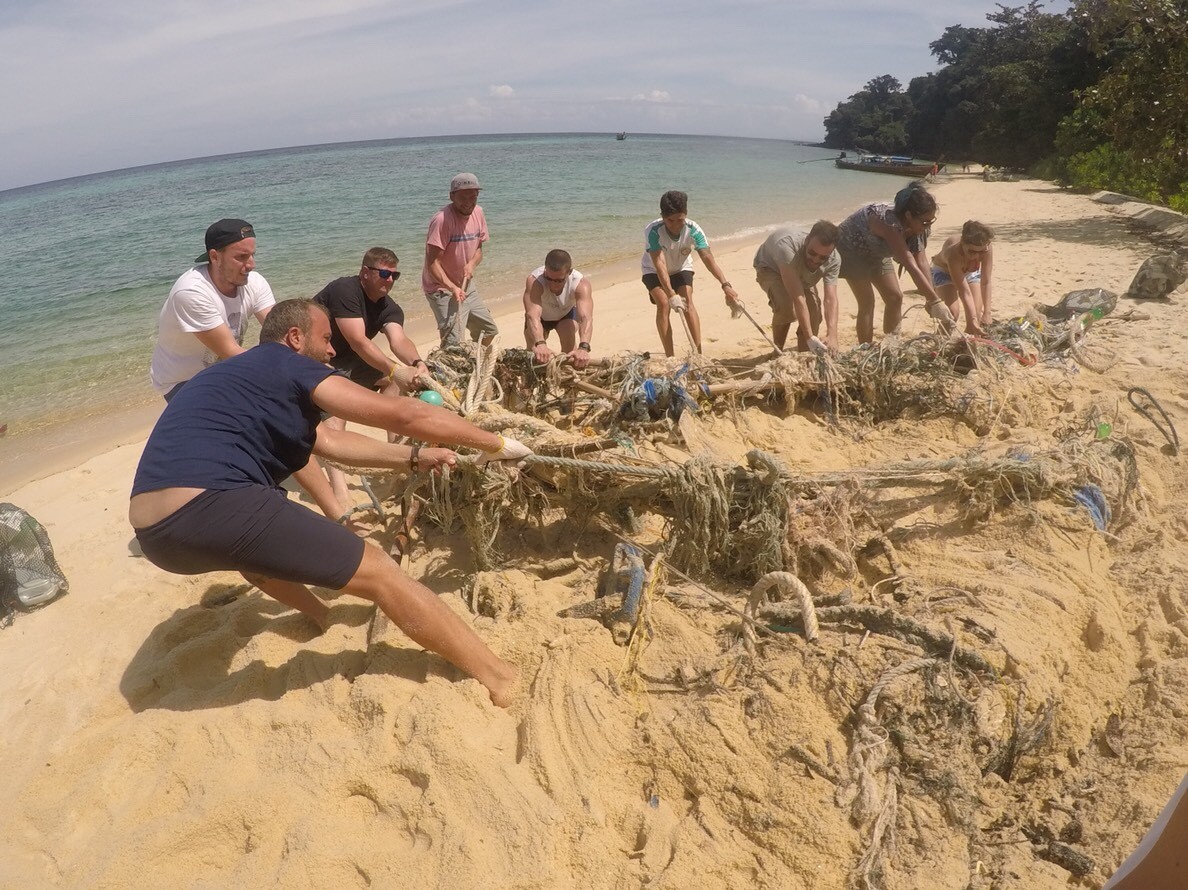 กลุ่มจิตอาสาเกาะหลีเป๊ะ Do it by heart save Koh Lipe Thailand ร่วมกันจัดกิจกรรมครั้งที่ 253  เก็บขยะเพื่อรักษาความสะอาดสถานที่ท่องเที่ยว ณ บริเวณอ่าวลันจา เกาะอาดัง จ.สตูล